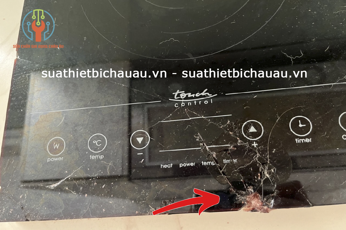 Rơi thớt vào bếp làm vỡ mặt kính