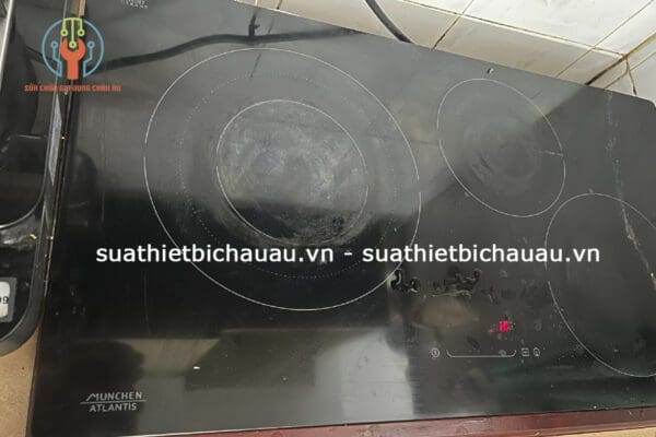 Bếp bị nứt - vết nứt mảnh khó quan sát nhưng dễ ngấm nước xuống mạch trong quá trình nấu nướng