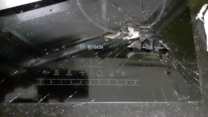 Rơi nồi nước 5 lít vào mặt kính - nguyên nhân vỡ kính bếp