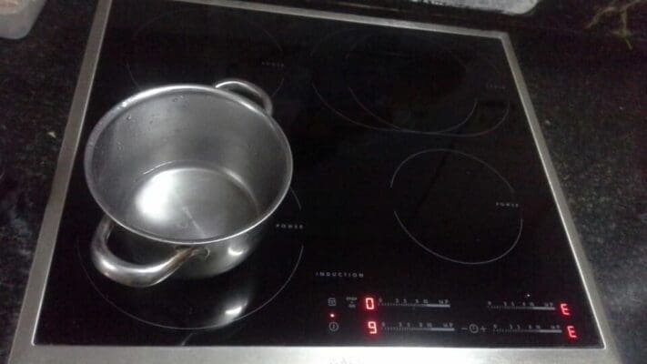Những lỗi thường gặp của bếp từ Ariston 