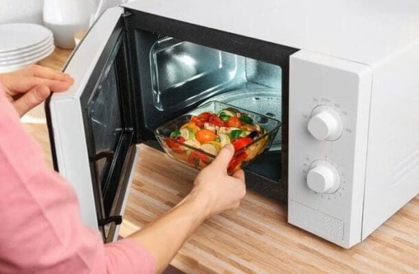 Đóng chặt cửa lò nướng để sửa lỗi lò nướng không nóng