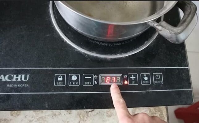 Bếp từ bị liệt cảm ứng có thể do bạn sử dụng bếp khi tay còn ướt