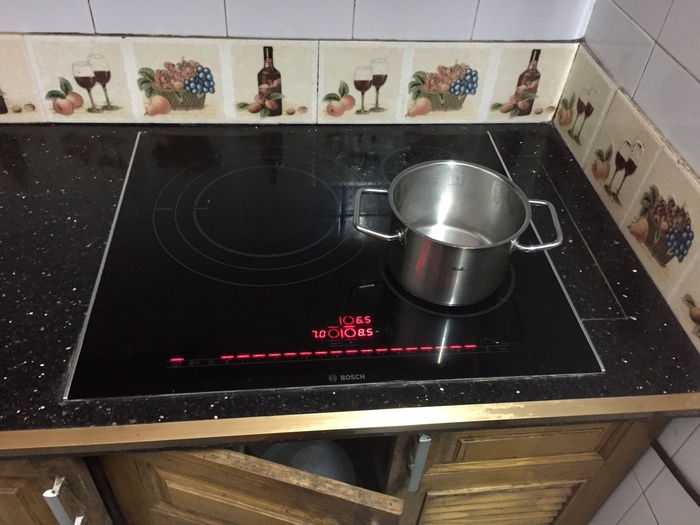 Gọi thợ chuyên nghiệp nếu bếp từ lỗi E2 không xác định được nguyên nhân