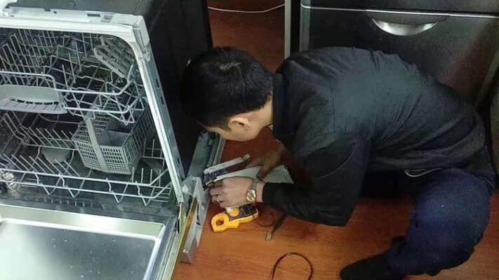 Nhân viên kỹ thuật sẽ tiến hành kiểm tra các lỗi của máy rửa bát BEKO
