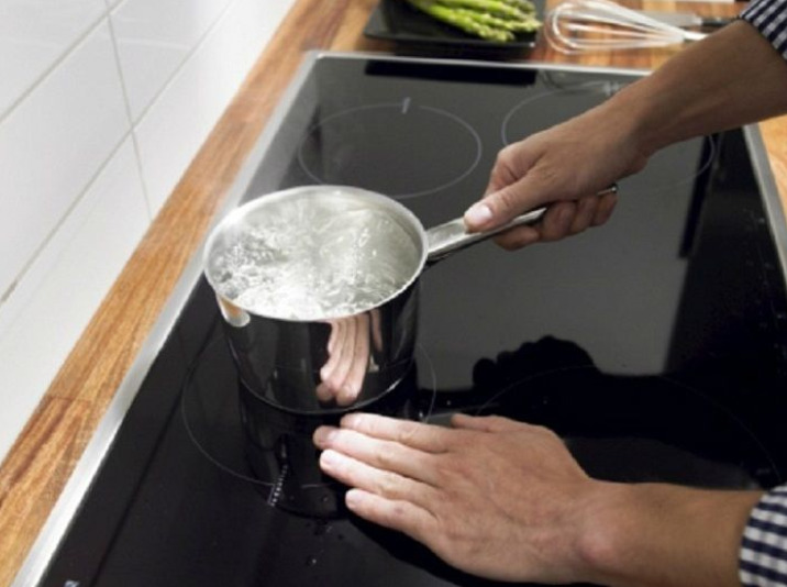 Bề mặt bếp bị ướt khiến bếp từ không nóng được gây ra lỗi
