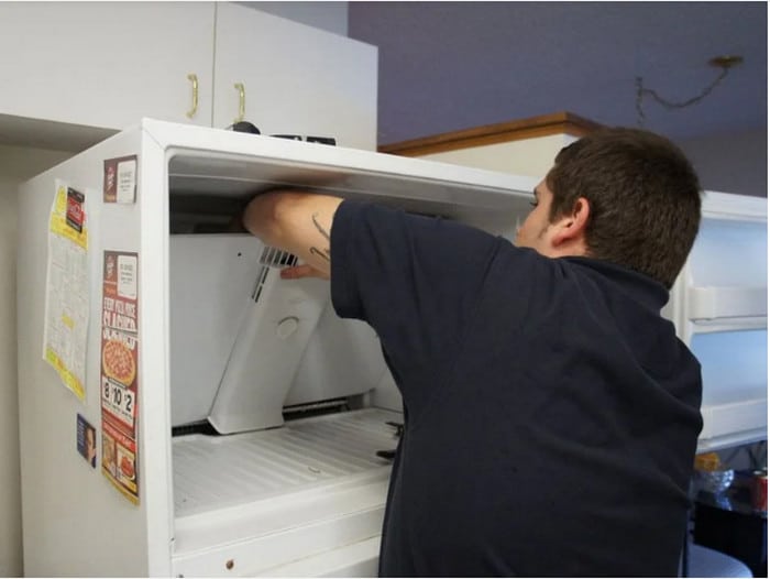Kỹ thuật viên có chuyên môn cao giúp bạn khắc phục lỗi ở tủ lạnh Sanyo