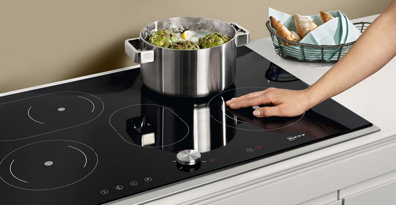 Bếp từ Bosch bị vỡ mặt kính cần thay mới để đảm bảo an toàn