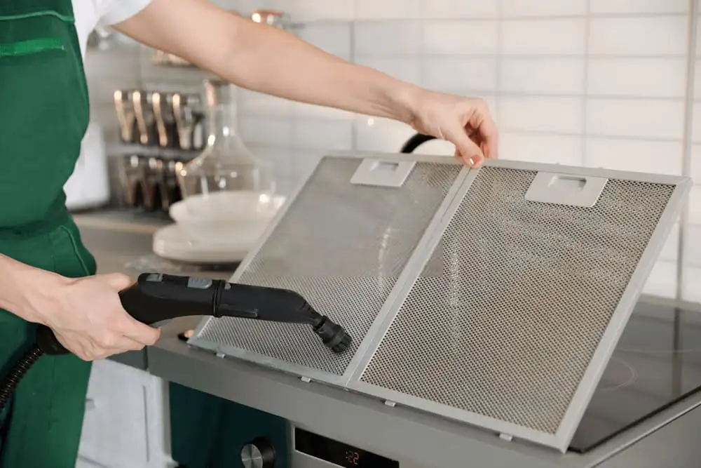 Vệ sinh định kỳ mỗi 1 đến 2 tuần giúp máy hút khử mùi Faster hoạt động ổn định