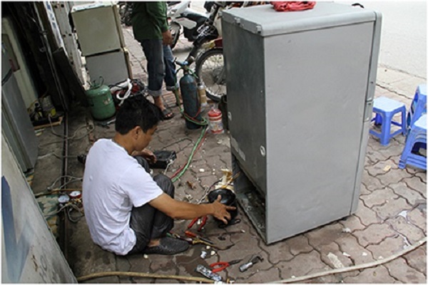 Sửa tủ lạnh khi gặp sự cố về cuộn dây ngưng tụ