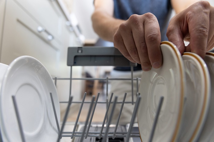 Cần sắp xếp bát đĩa đúng cách khi cho vào máy rửa bát