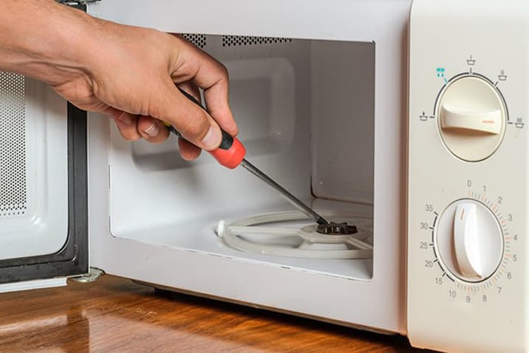 Gọi thợ sửa lò nướng, lò vi sóng chuyên nghiệp là giải pháp an toàn, tiết kiệm 