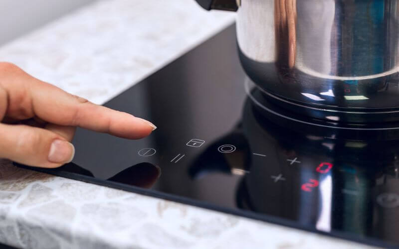Sửa lỗi E5 bếp từ theo quy trình chuyên nghiệp, an toàn
