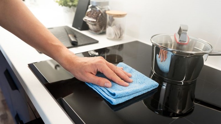 Quy trình thay mặt kính bếp từ được thực hiện cẩn thận và an toàn