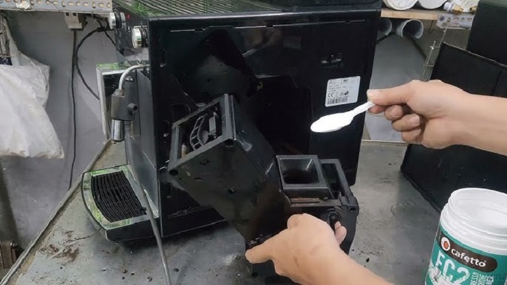 Cần vệ sinh và bảo dưỡng máy pha cà phê thường xuyên hoặc theo định kỳ