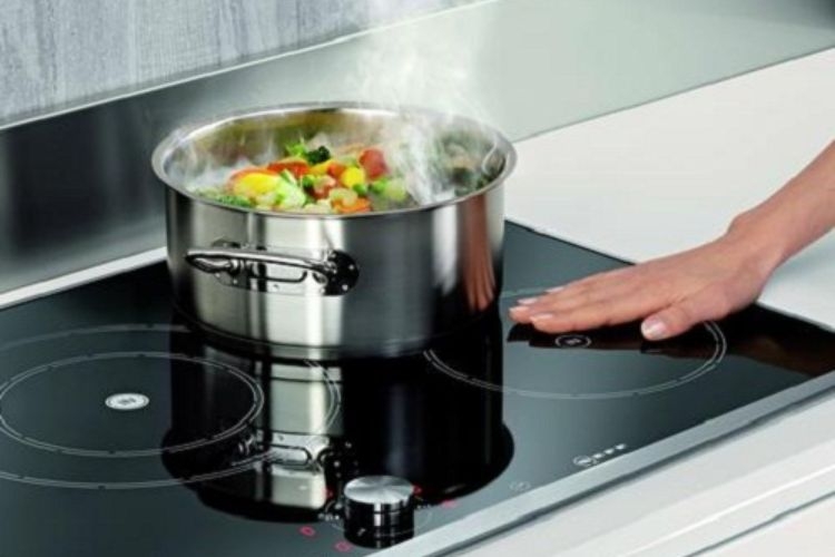 Liên hệ dịch vụ chuyên nghiệp để thay mặt kính bếp từ khi bị nứt vỡ