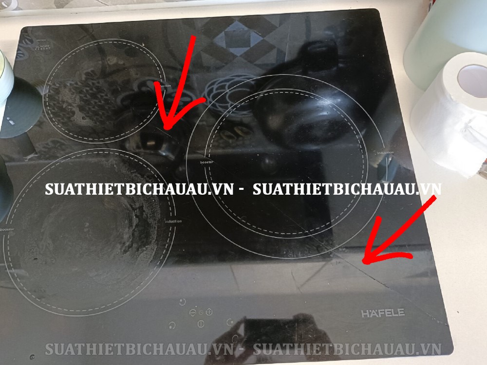 Bếp từ bị nứt vỡ mặt kính cần thay mới để đảm bảo an toàn