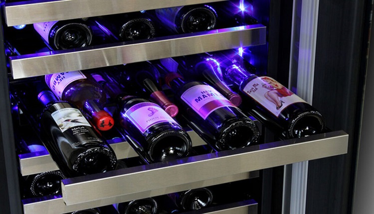 Khách hàng đặt lịch Sửa tủ rượu vang Malloca qua nhiều phương thức khác nhau