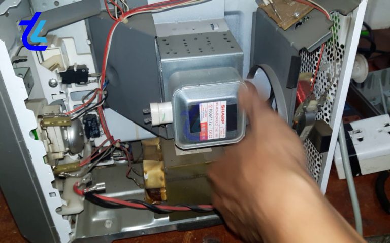Thường xuyên vệ sinh lò vi sóng để loại bỏ thức ăn, dầu mỡ thừa sau khi sử dụng