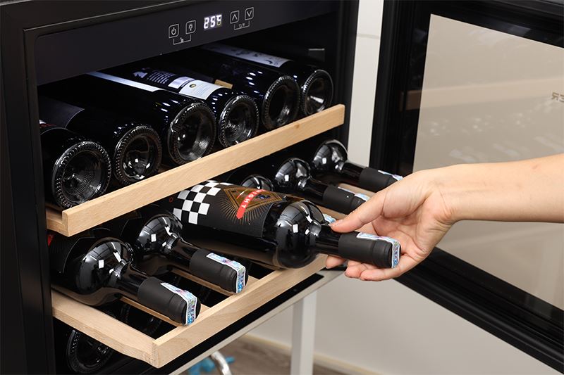 Hướng dẫn khách hàng sử dụng tủ đúng cách để bảo quản rượu tốt hơn