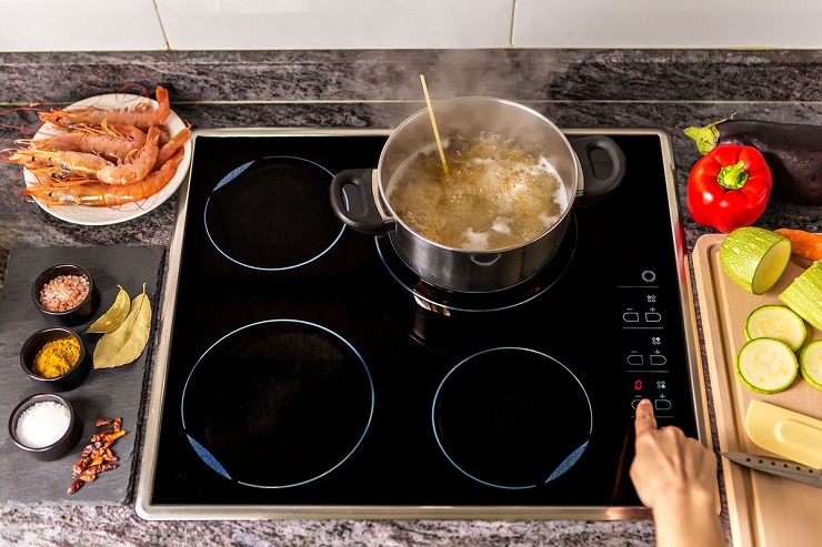 Bếp từ tự tắt khi đang nấu có thể do cài đặt chức năng hẹn giờ hoặc lỗi mạch điều khiển