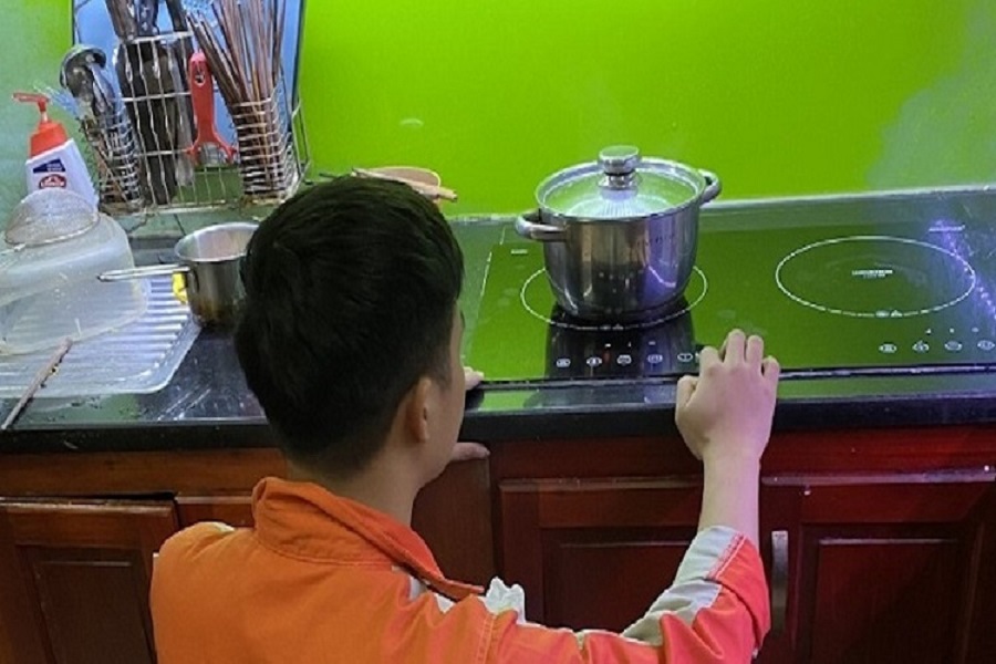 Kỹ thuật viên sửa bếp từ theo đúng quy trình, đúng kỹ thuật