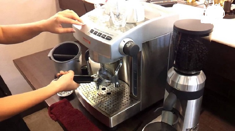 Máy pha cà phê có tiếng kêu lạ được kiểm tra ngay để được xử lý kịp thời