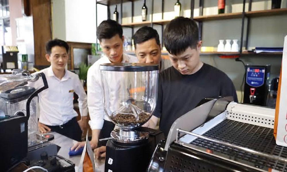 Khách hàng được hướng dẫn sử dụng máy pha cà phê đúng cách