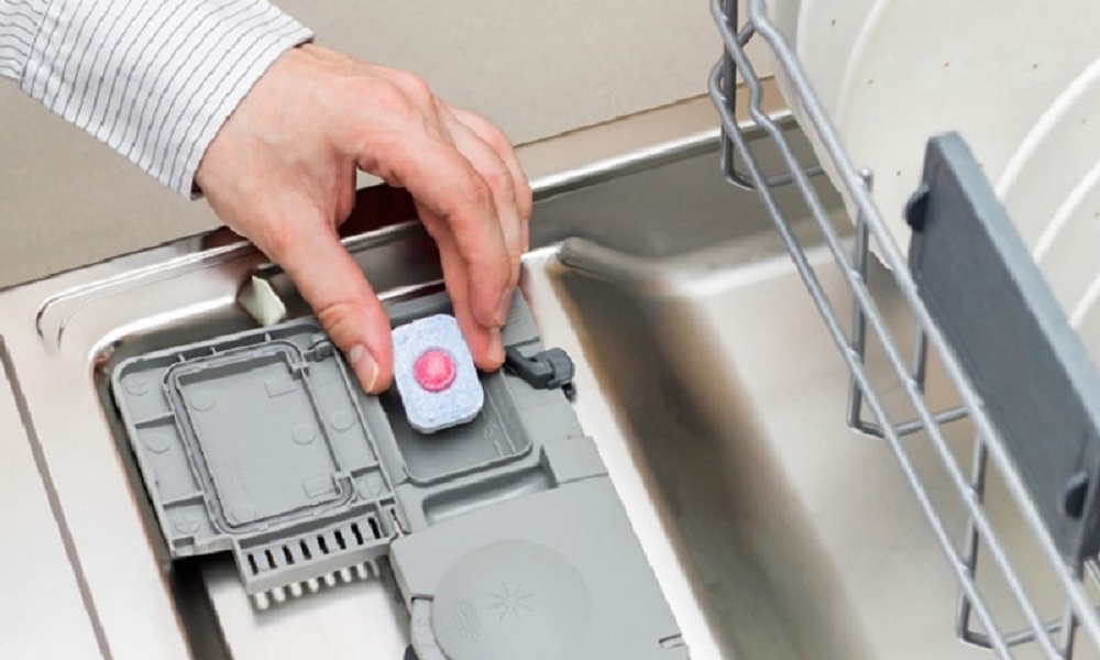 Khách hàng được quan sát toàn bộ quá trình thực hiện của kỹ thuật viên khi sửa máy
